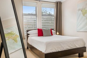 Desk, iron/ironing board, bed sheets - Stunning 2-Bed Unit with BBQ Patio near Dining (Northcote)