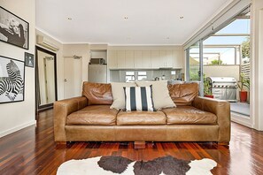Smart TV, offices - Stunning 2-Bed Unit with BBQ Patio near Dining (Northcote)