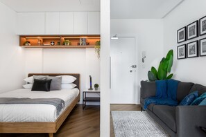 1 bedroom, iron/ironing board, Internet, bed sheets - Stylish Studio Near Kings Cross Train Station (Elizabeth Bay)