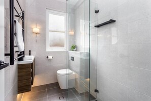 Hair dryer, towels - Stylish Studio Near Kings Cross Train Station (Elizabeth Bay)