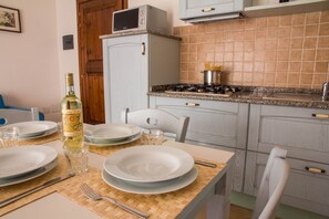 Frigorífico, microondas, placa de cocina y lavavajillas