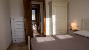 1 dormitorio, tabla de planchar con plancha, cuna de viaje