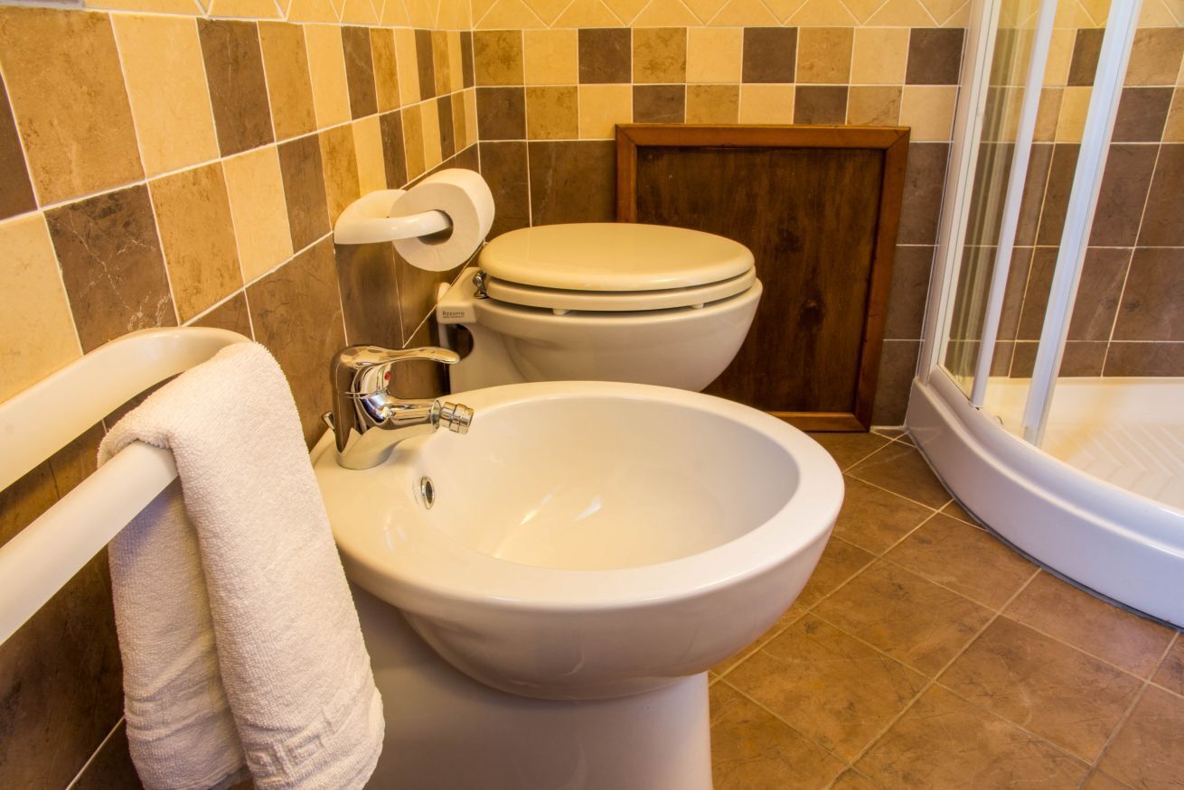 Ein Badezimmer mit Toilette, Bidet und Waschbecken.