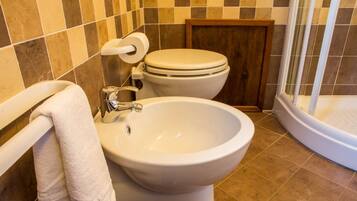 Ein Badezimmer mit Toilette, Bidet und Waschbecken.