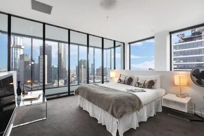 2 bedrooms, desk, iron/ironing board, bed sheets - Incredible City Views in Convenient CBD Apartment (Melbourne)