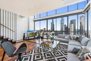 Smart TV, offices - Incredible City Views in Convenient CBD Apartment (Melbourne)