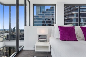 2 bedrooms, desk, iron/ironing board, bed sheets - Incredible City Views in Convenient CBD Apartment (Melbourne)
