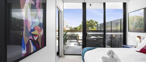 Bureau, fer et planche à repasser, lit parapluie, accès Internet