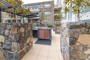 Terrace/patio - Central 1-Bed with Parking, BBQ (Canberra)