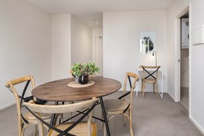 Dining - Central 1-Bed with Parking, BBQ (Canberra)
