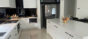 Relájese en esta casa de 5 habitaciones con 3 baños en suite en Bonnie Brook