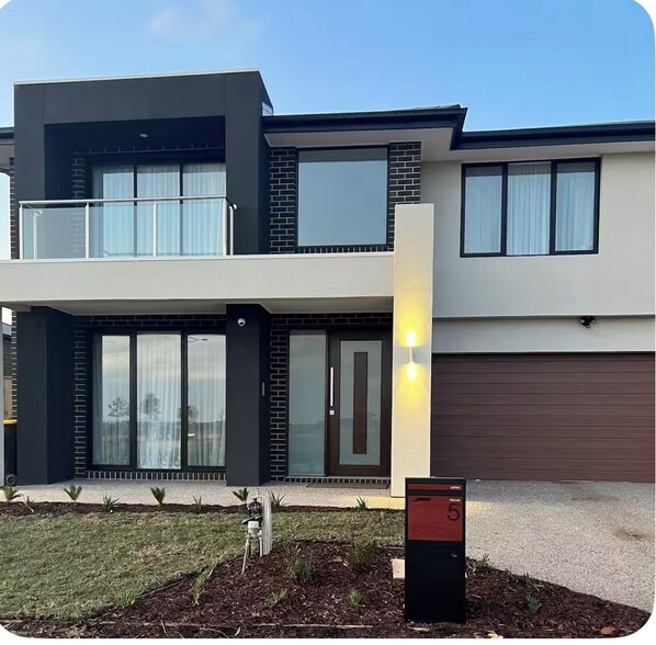 Exterior - Stunning Guest Room Retreat in Bonnie Brook (Bonnie Brook)
