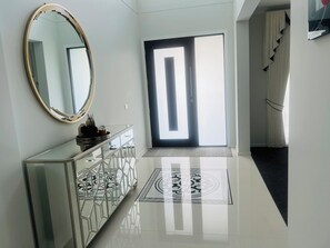 Interior - Stunning Guest Room Retreat in Bonnie Brook (Bonnie Brook)