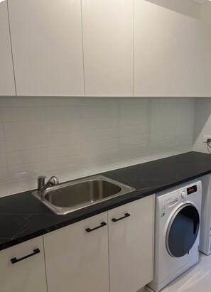 Interior - Stunning Guest Room Retreat in Bonnie Brook (Bonnie Brook)