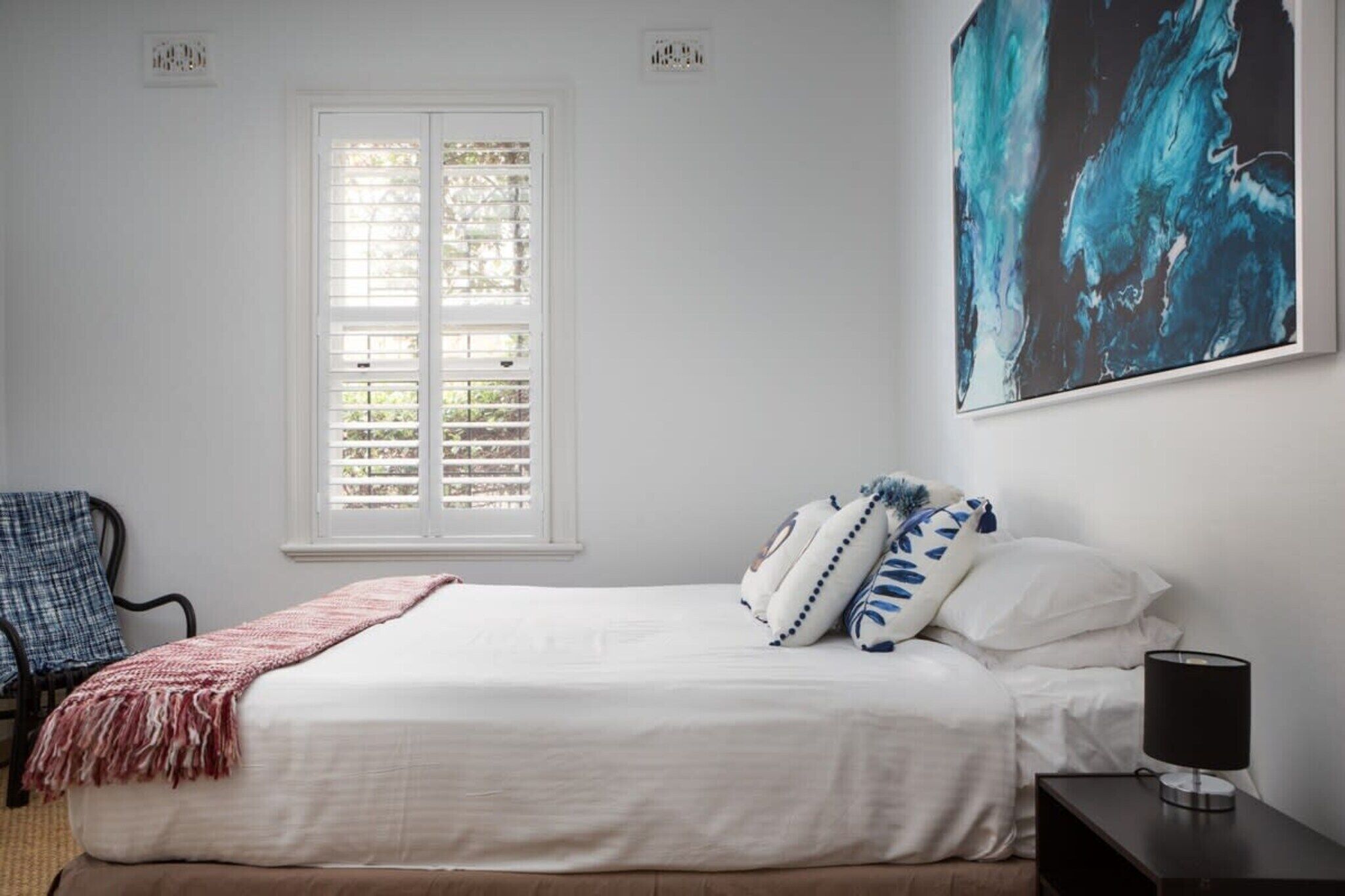 Desk, iron/ironing board, Internet, bed sheets