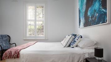 Desk, iron/ironing board, Internet, bed sheets