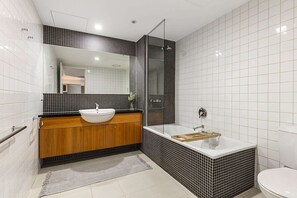 Hair dryer, towels - Executive Unit with Pool and Gym near Riverfront (Southbank)