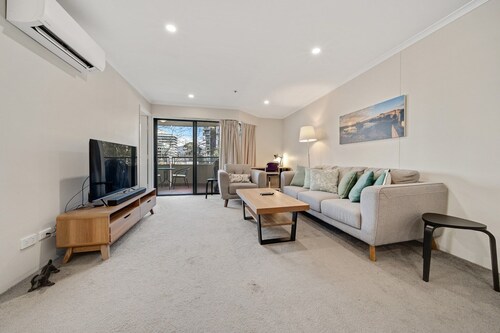 Central 2-bed Apartment with Pool, Gym and Spa