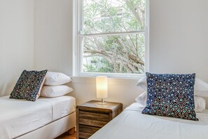 2 slaapkamers, een bureau, een strijkplank/strijkijzer, beddengoed