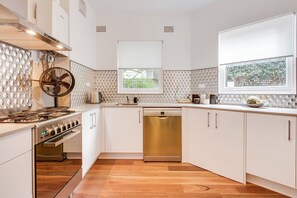 Fridge, microwave, oven, stovetop - Art Deco 2-Bed Close to City and Harbour (Neutral Bay)