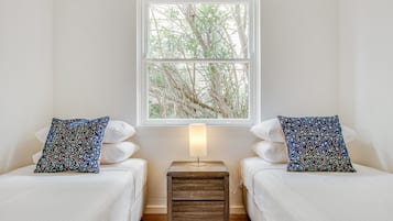 2 bedrooms, desk, iron/ironing board, bed sheets
