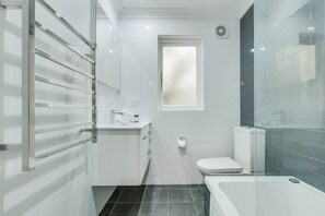 Shower, hair dryer, towels - Art Deco 2-Bed Close to City and Harbour (Neutral Bay)