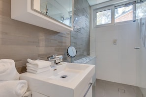 Hair dryer, towels - Explore Sydney from Stylish North Shore Apartment (Cremorne)