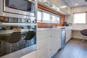 Kylskåp, mikrovågsugn, ugn och spishäll