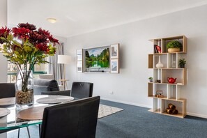 Dining - Family Unit with Balcony, Free Trams to CBD Sights (Melbourne)