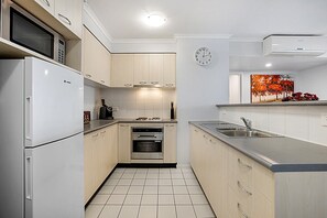 Fridge, microwave, oven, stovetop - Family Unit with Balcony, Free Trams to CBD Sights (Melbourne)