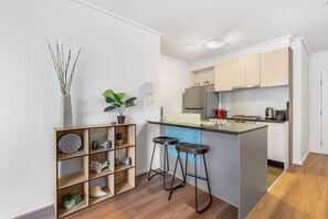 Fridge, microwave, oven, stovetop - Luxe 2-Bed Apartment with River Views Near Casino (Southbank)