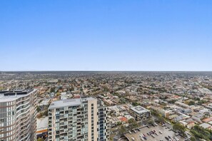 Exterior - Gorgeous High-Rise Unit with Sky Bar, Pool and Gym (Moonee Ponds)