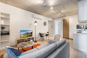 Smart TV, offices - Comfy 2-Bed Balcony Unit near Chapel St (Prahran)