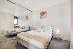 2 bedrooms, desk, iron/ironing board, bed sheets - Comfy 2-Bed Balcony Unit near Chapel St (Prahran)