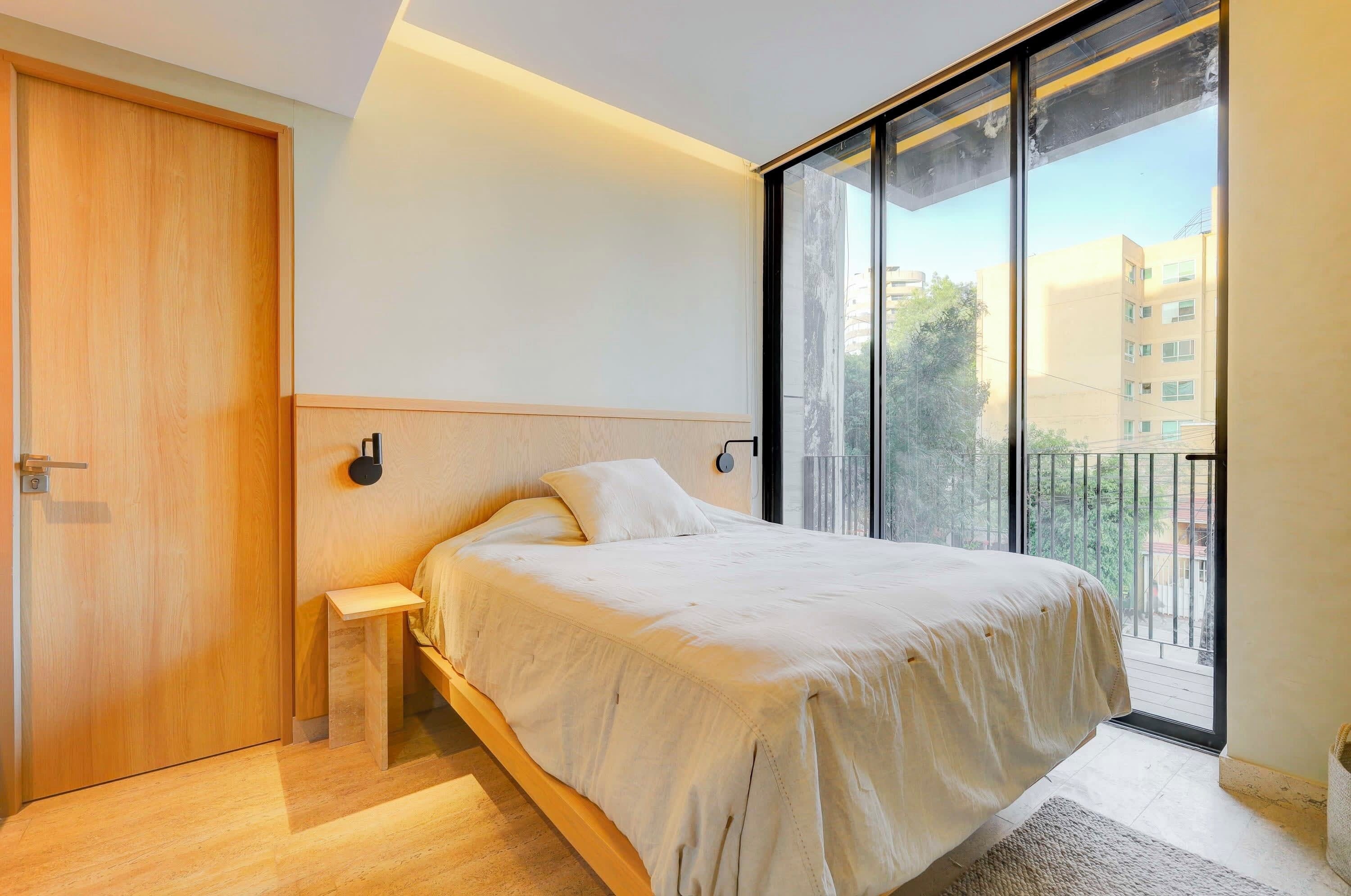 Een strijkplank/strijkijzer, wifi, beddengoed