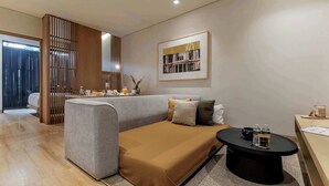Un salon moderne avec un canapé, une table basse et un coin repas.