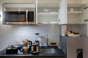 Fridge, microwave, stovetop, coffee/tea maker - TOP Calderon | Modern 1BR apartment (Mexico City)