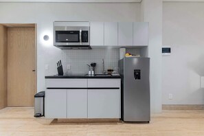 Jääkaappi, mikroaaltouuni, liesi, kahvin-/teenkeitin