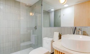 Shower, hair dryer, towels - TOP The Raven | Trendy 1BR apartment (Mexico City)