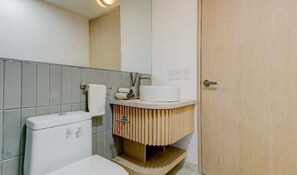 Shower, hair dryer, towels - TOP The Raven | Trendy 1BR apartment (Mexico City)