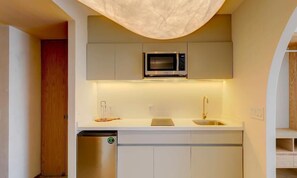 Microwave, stovetop, toaster, cookware/dishes/utensils - TOP The Raven | Trendy 1BR apartment (Mexico City)