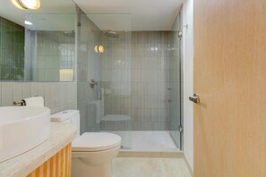 Shower, hair dryer, towels - TOP The Raven Double | Modern 2BR apartment (Mexico City)