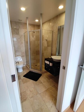 Shower, hair dryer, towels - TOP Santa Fe Abode I Contemporary 3 Bedroom Apartment in Santa Fe (Mexico City)
