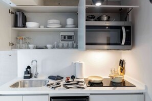 Réfrigérateur, micro-ondes, plaque de cuisson, cafetière/bouilloire