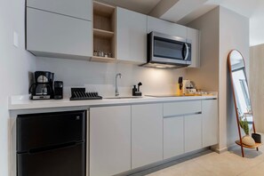 Een magnetron, een oven, een kookplaat, een koffiezetapparaat/waterkoker