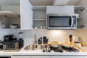 Microwave, oven, stovetop, coffee/tea maker - TOP Condesa Loft | Chic Studio (Mexico City)