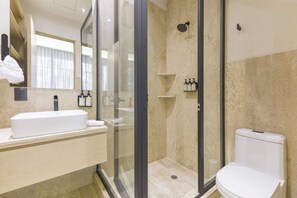 Douche, sèche-cheveux, serviettes fournies, shampoing