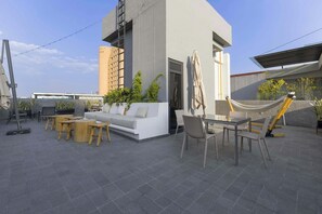 Outdoor dining - TOP Homero - Modern 1BR apartment (Mexico City)