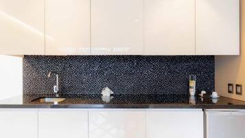 Microondas, placa de cocina, lavavajillas y cafetera o tetera
