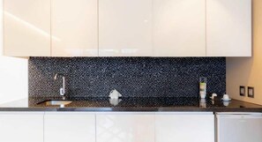 Microondas, placa de cocina, lavavajillas y cafetera o tetera